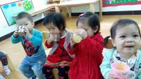 Bé trổ tài nội trợ với món sinh tố xoài