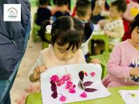 Dã ngoại chào mừng ngày 8/3: Dán tranh tặng mẹ 