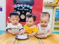Bé nặn bánh trôi