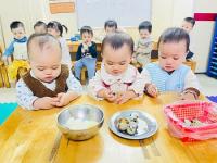 Bé Sao Kim bóc trứng