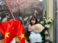 Bé yêu màu cờ Tổ quốc