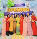 Bé làm lá cờ đỏ sao vàng