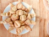 Bé làm bánh quy hình cây thông Noel