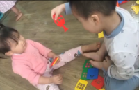 Phút ngẫu hứng của hai baby