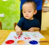 Bé làm đèn lồng bằng giấy