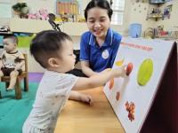 Bé học về hoa quả