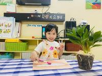 Bé tập đánh răng
