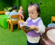 Những em bé đọc sách