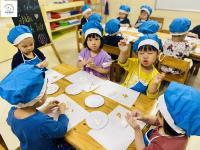 Bé học cách làm bánh trôi Tết Hàn Thực