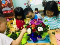 Bé tập cắm hoa ngày 20.10