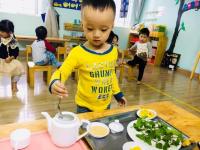 Bé học pha trà